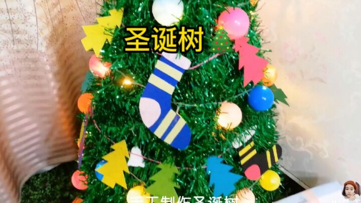 Make a DIY Christmas tree from a快递 cardboard box, string up some fairy lights, and surround it with 
