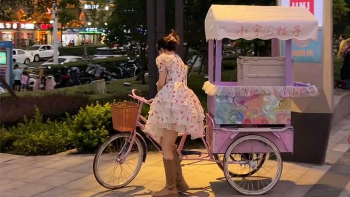 Sau khi sửa xong xe ba bánh, tôi cùng bạn thân đi mở gian hàng bán kem hộp! Không ngờ lại đông khách