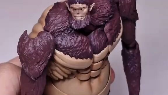 Kalau kamu fans Attack on Titan, Beast Titan jelas gak boleh kelewatan. 🦍