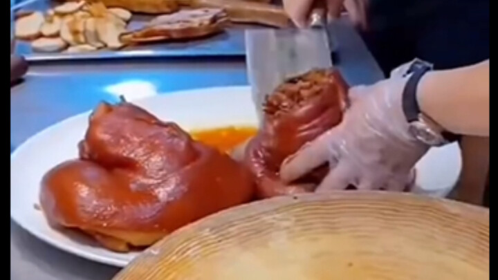 The cost of a bowl of pork knuckle rice