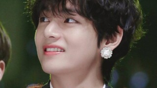 بعد أن فشل تاي هيونغ في إلقاء كلمة شكر العام الماضي بعد فوزه بجائزة "النجم الساخن"، كانت مقدمة الحفل