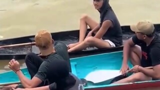 “船是没有后视镜的”