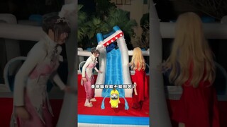 香蕉猫真烦，没看到小舞在游乐园玩吗？一脚踹飞它 #斗罗大陆#唐三#小舞