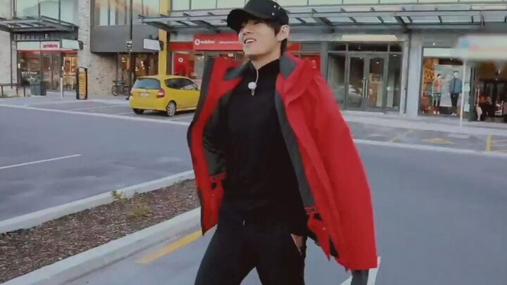 [BTS] V pakai jaket merah yang dibeli JK karena tak suka baju all black