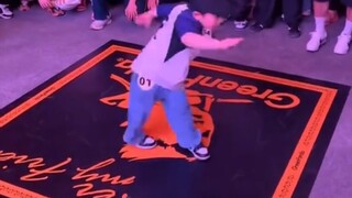 呆萌小孩炸裂街舞现场!本以为是个青铜，实际是个王者!震死你们!