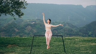 国风舞蹈能硬控吗？舞蹈生在山顶打出了一套小连招...