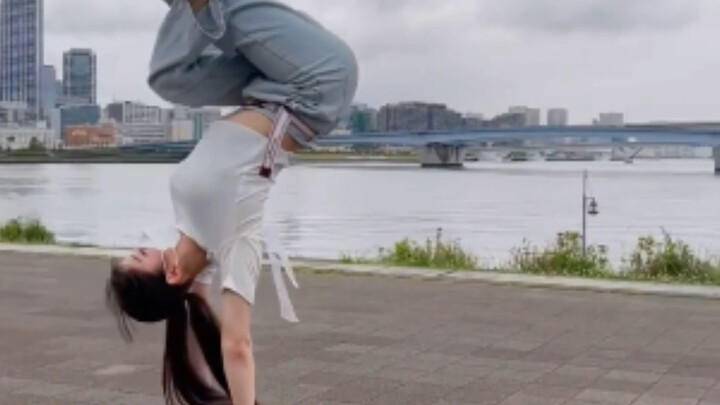 This handstand hold is so stable! Such a powerhouse girl!