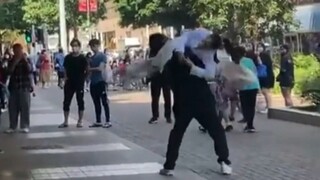 网友街头偶遇疑似情侣吵架，上一秒公主抱，下一秒“剪刀腿”