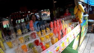น้ำผลไม้ปั่น ขายดีมาก ที่ ตลาดน้ำ4ภาคพัทยา นักท่องเที่ยวจีนชอบ