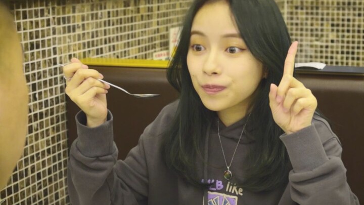 【فيلم قصير حار قليلًا】هل يمكنني أخذ لقمة أيضًا؟