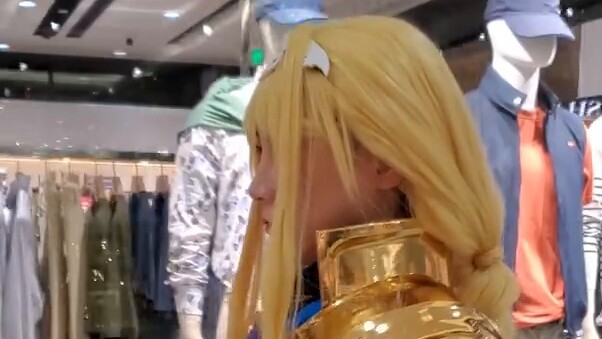 Shot straight from the original camera! Is this the real "Sword Art Online" Alice herself coming int
