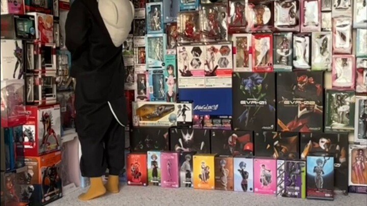 Pilih sesuatu untuk dimasukkan ke dalam lemari (model EVA untuk dimainkan)