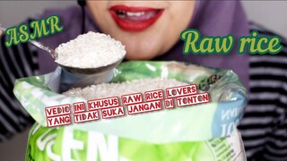 ASMR RAW RICE EATING|MAKAN BERAS DI KARUNG PLASTIK PAKE CENTONG |MAKAN BERAS MENTAH |ASMR INDONESIA