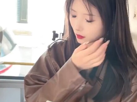 好尴尬 耳机掉到了美女脚下...