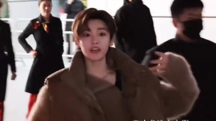 Fan chân chính chẳng bao giờ để thần tượng của mình bị chen lấn đến mức không thể di chuyển.