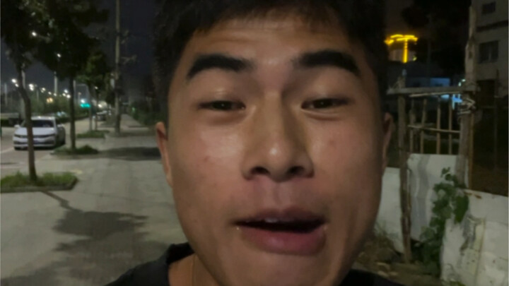 Siswa SMA yang hampir berusia 20 tahun dengan tulus mengundang Anda untuk mengerjakan PR bersama say