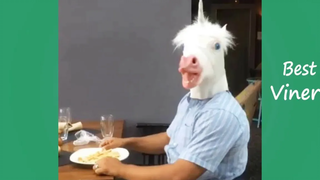 พยายามอย่าหัวเราะหรือยิ้มขณะชมเถาวัลย์ตลกๆ 66 - Viners ที่ดีที่สุด 2020