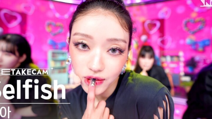 Phong cách nhạc nữ sinh trung học kiểu Mỹ, càng nghe càng dễ nghiện! YooA – Liu Siwo – Selfish, sân 