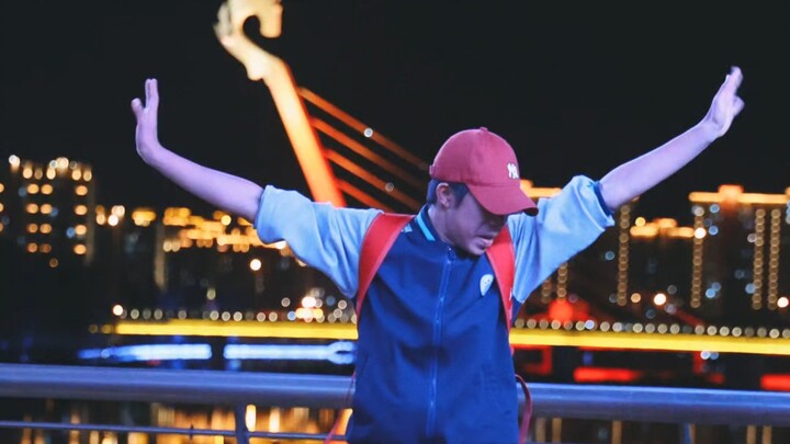 Cả gan nhảy một đoạn Blood On The Dance Floor của Michael Jackson.