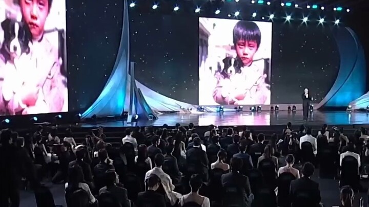 Aktor Korea saat foto masa kecil mereka muncul di layar besar 😂😍
