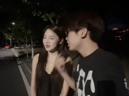 بكل سهولة وبساطة، أمسكتُ باثنتين من الزميلات الأصغر سنًا هاها