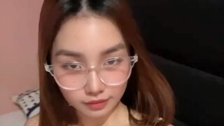 "Violet selalu punya cara bikin semua mata berhenti scrolling 😳"