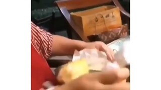 Hebat!! ibu ini makan cuma 10 detik 🤣🤣
