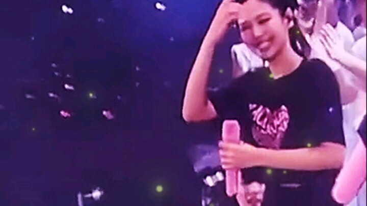 [BLACKPINK] Jennie berdiri sambil pergi, biarkan Lisa yang datang