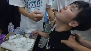 男生上课时低血糖被同学送去医院，临走前交代同学手机别被发现了