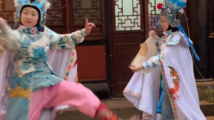 بعد قليل بتعود الأخت الكبرى، وهيبقى الأخ الكبير مستعد للانفجار!