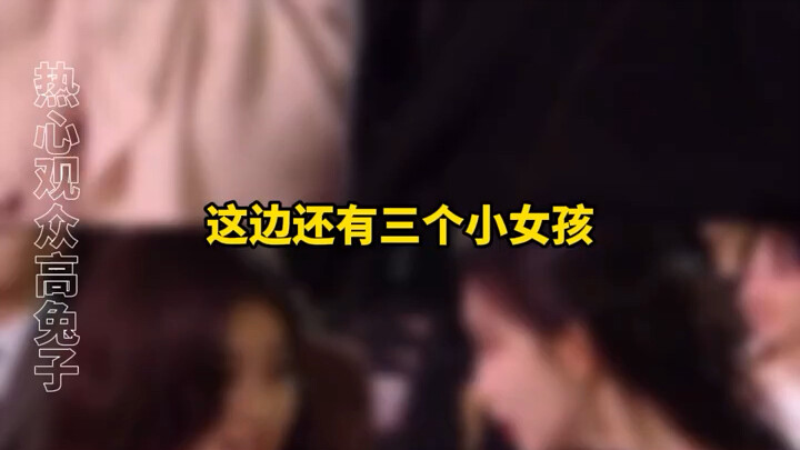 Mấy người cứ thế vừa công khai vừa lén lút chơi điện thoại #LễTraoGiảiÁnhSao