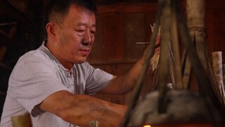 Phải mất hai năm để làm ra loại mực này bằng phương pháp thủ công truyền thống. Mực cứng như ngọc, r