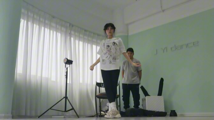 Review video for the comic convention stage—I wonder if it’ll pass 👉🏻👈🏻 I foolishly chose one with b