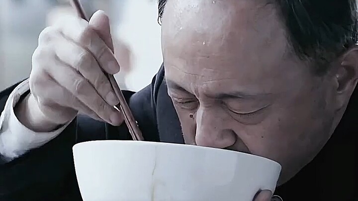 The “Nine Buns” Maniac! A seasoned foodie gives a live tutorial, and his bun-tearing technique blows