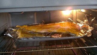 Saya melihat pemandangan ini saat sedang memanggang ikan di oven. Saya khawatir oven saya akan terke