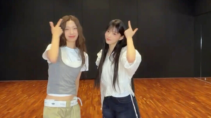 ILLIT seniors and juniors swap roles! ILLIT & TUIDE’s “SUNKISS+IGOTYOURBACK” dance challenge!