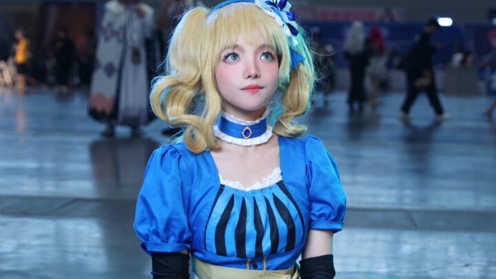 Cosplayer nào bước đi như thế này!?