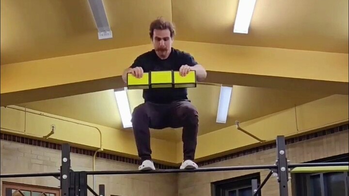 Keterampilan luar biasa dari maestro sulap sirkus Kanada ini: ia mampu menciptakan pertunjukan yang 