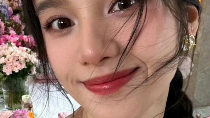 Ada juga selebriti wanita yang begitu akrab dengan penggemar—foto promosinya begitu jelas sampai ter