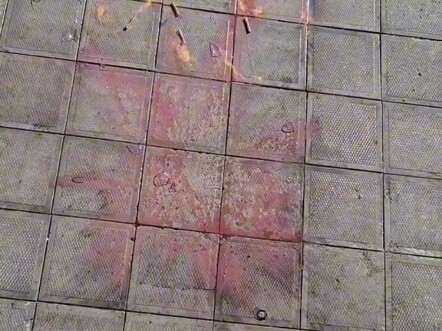 Lăn chai xuống núi dao – khoảnh khắc giải nén bùng nổ!