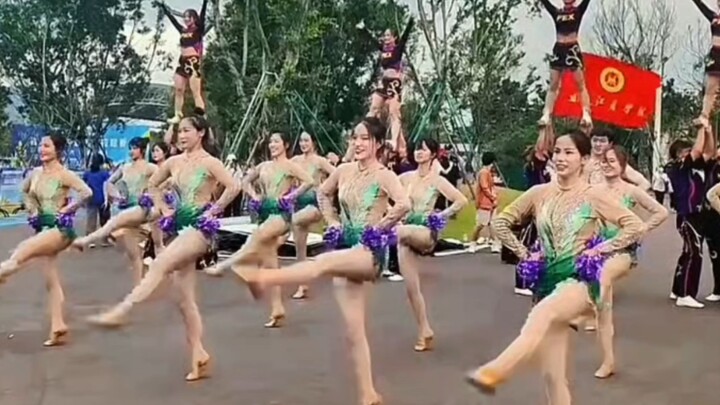 马拉松青春活力大学生啦啦操表演