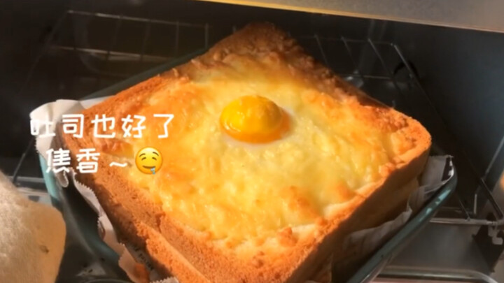 【Toast with Sunny-Side-Up Egg】 Toast with a Sunny-Side-Up Egg That Pulls Threads and Bursting with Y
