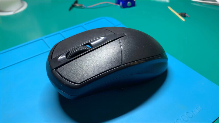 Kaki katak kecil itu dipasang pada mouse...