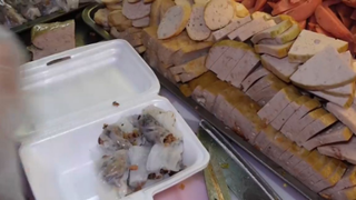 Độc lạ BÁNH CUỐN TRÁNG BẰNG MÁY hút khách thời Cô vít ở Sài Gòn