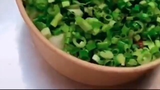 Nghề chính là mua rau, nghề phụ là bán gạo.