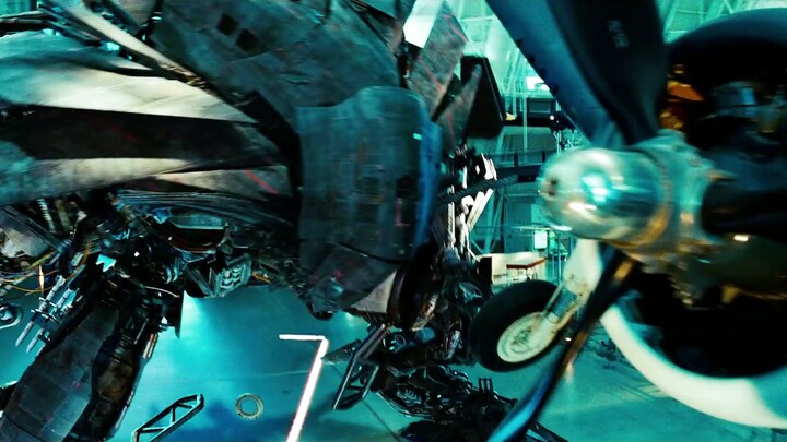 Optimus Prime không may ngã xuống, mọi người đồng lòng hợp sức để cứu anh ấy.