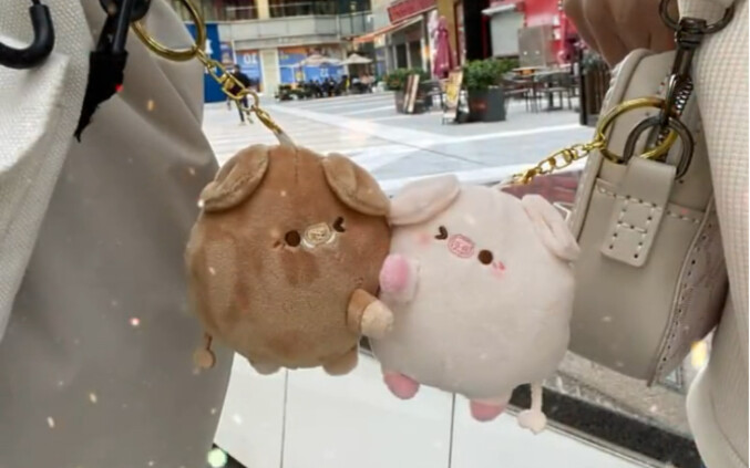 بادر بدعوة حبيبك/حبيبتك للقرب منك والتمسّك ببعضكما!