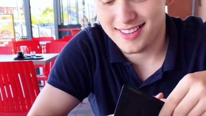 “Saya membantu pasangan saya membayar tagihan”