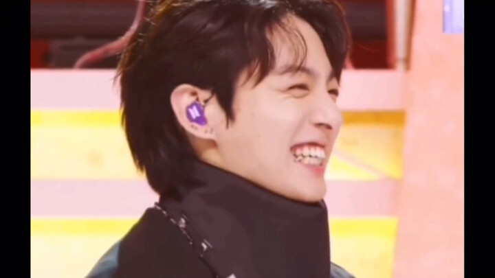 Jeongguk lại bắt chước anh Taehyung của mình nữa rồi, lần này còn bắt chước được cả cái hồn nữa đấy!
