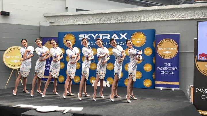 ชมท่วงท่าอันงดงามของพนักงานต้อนรับบนเครื่องบินสายการบินไห่หนานในอีกมุมมองหนึ่ง